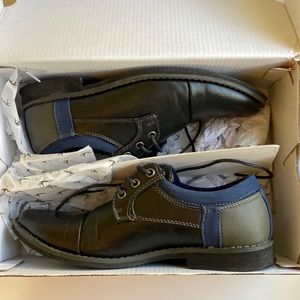 Boys dress shoes. Deer Stags. Size 4. Black with blue and grey.